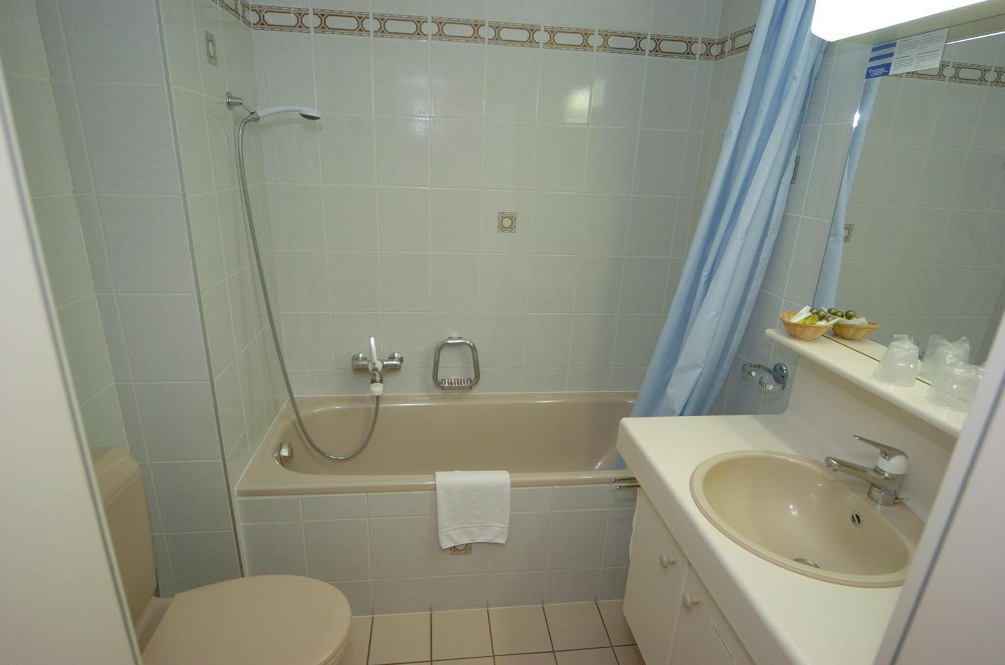 Hotel Le Cedre Bex Room photo
